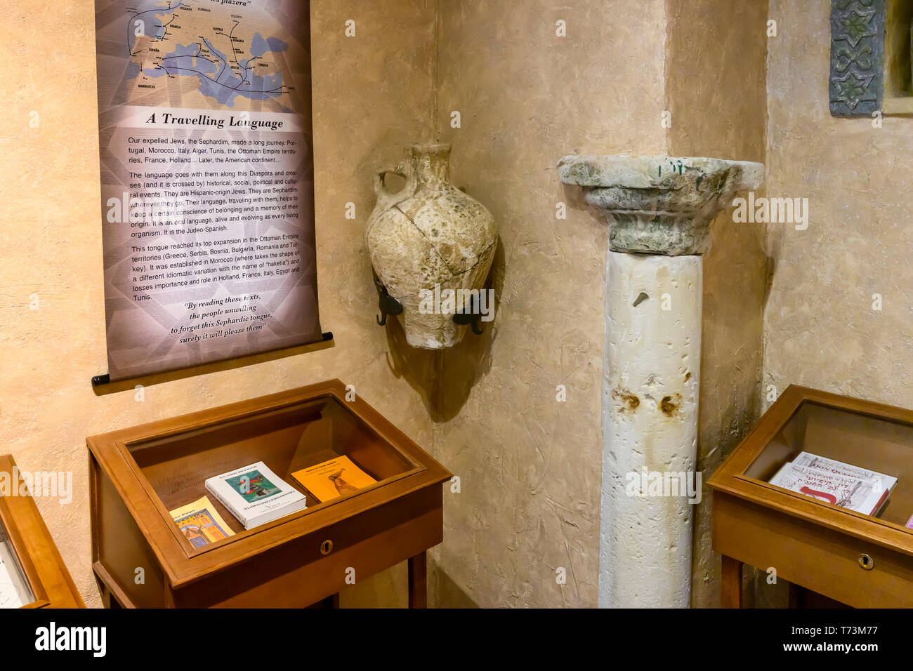 Affichage de l'exposition des artefacts et des dépliants, quartier juif de Cordoue, Cordoue, Espagne Banque D'Images
