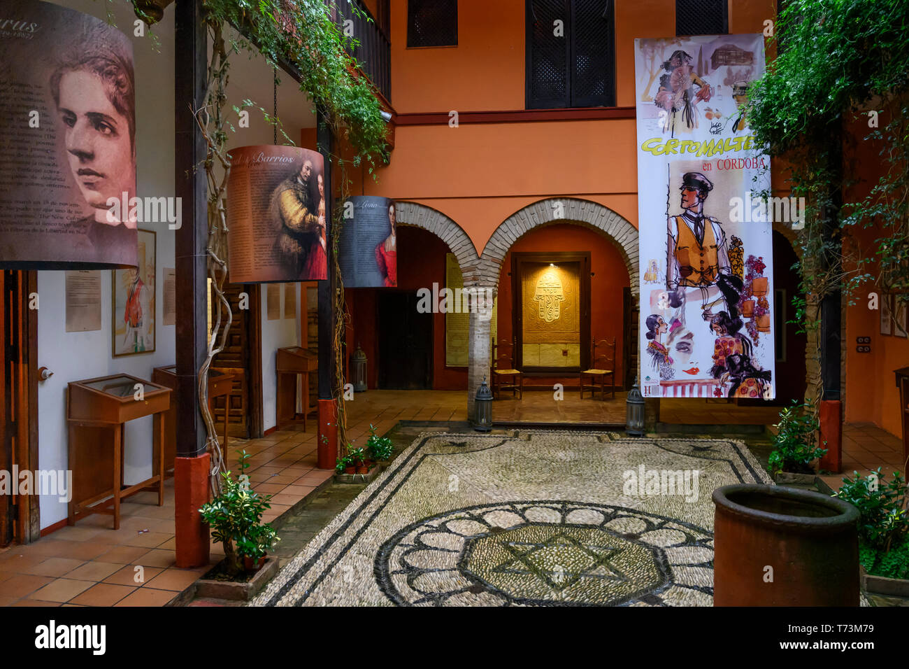 L'intérieur d'une décoration avec des illustrations affichées et Synagoge une étoile de David sur le terrain, le quartier juif de Cordoue, Cordoue, Espagne Banque D'Images