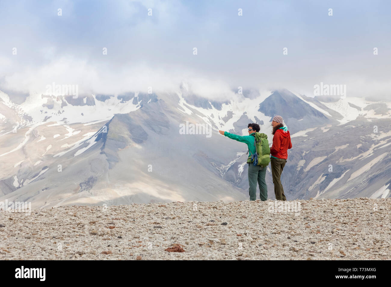 Deux femmes en randonnée et en train de découvrir le paysage de la vallée de dix mille fumes avec le Mont Katmai en arrière-plan, le parc national de Katmai et ... Banque D'Images