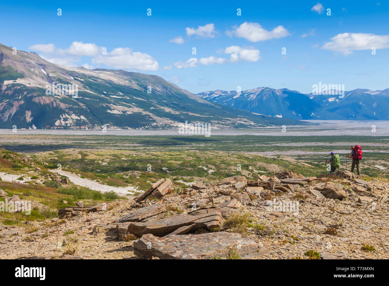 Deux femme backpackers tête vers la rivière Katmai, vallée des Dix mille fumées, Katmai National Park et préserver, sud-ouest de l'Alaska Banque D'Images