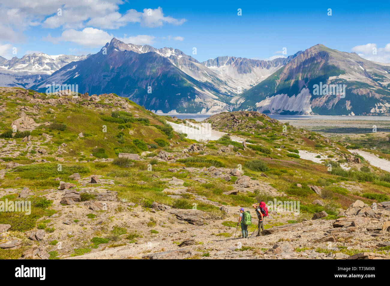 Deux femmes backpackers tête vers la rivière Katmai, vallée des Dix mille fumées, Katmai National Park et préserver, sud-ouest de l'Alaska Banque D'Images