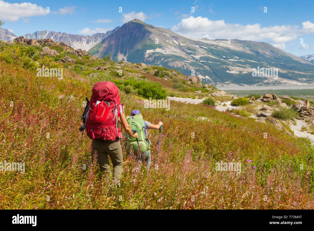 Deux femmes backpackers tête vers la rivière Katmai, vallée des Dix mille fumées, Katmai National Park et préserver, sud-ouest de l'Alaska Banque D'Images