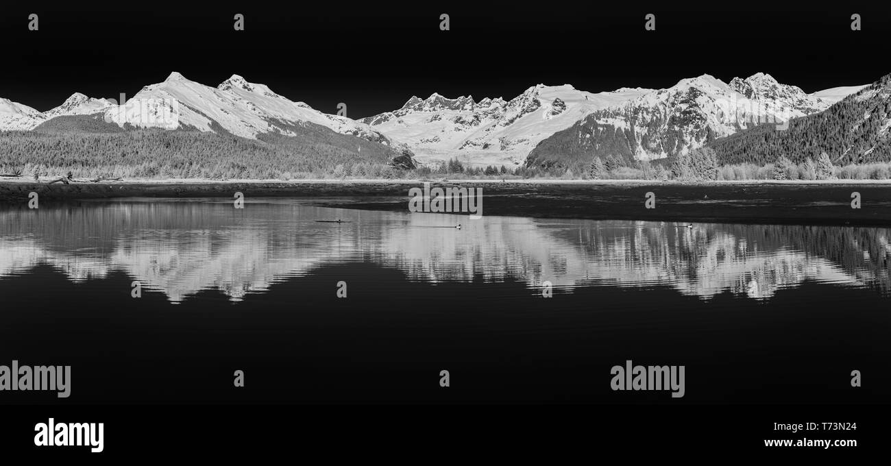 Infrarouge panoramique de réflexions sur le rivage de la rivière Mendenhall en hiver, la Forêt Nationale Tongass, sud-est de l'Alaska, USA Banque D'Images