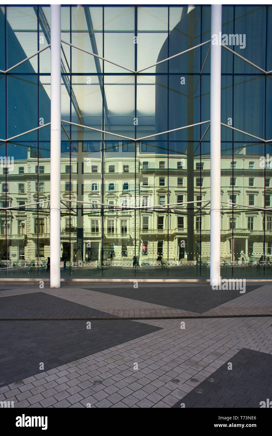 La réflexion par la fenêtre de l'arichtecture construction de l'Imperial College à Londres, Kensington Banque D'Images