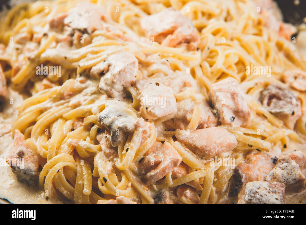 Linguine pâtes italiennes avec le saumon en sauce crémeuse au poêle Banque D'Images