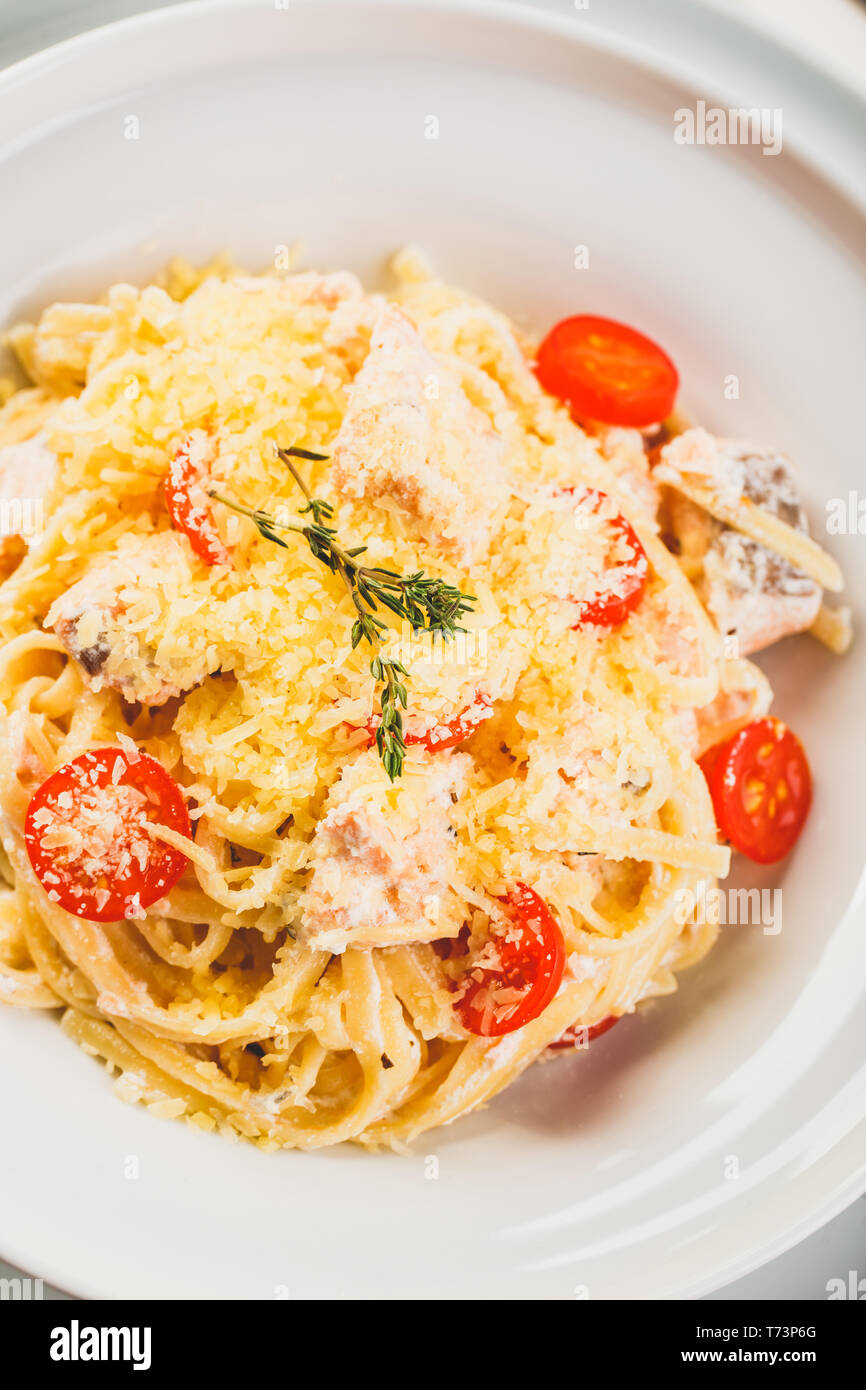 Délicieux avec des pâtes linguine au saumon et crème de tomates. Les pâtes Spaghetti aux herbes et saumon frais. Vue d'en haut. Banque D'Images