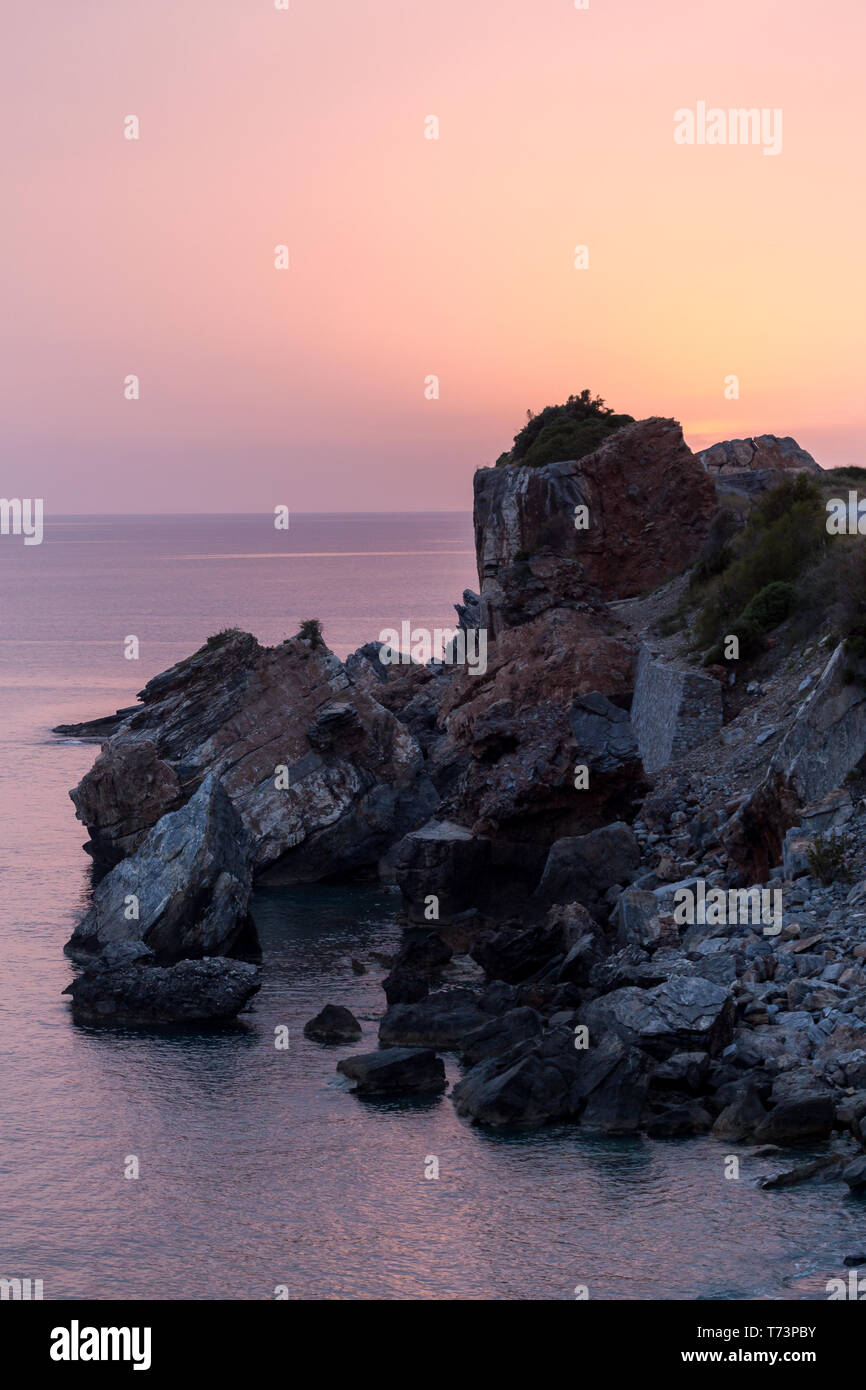 Shot verticale de roches et de la mer. Copier l'espace. Banque D'Images