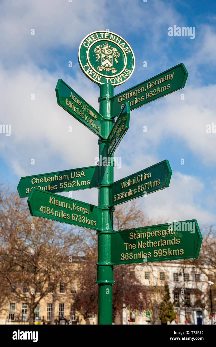 Le Cheltenham Villes Jumelles sign in Imperial Gardens, Cheltenham, Angleterre Banque D'Images
