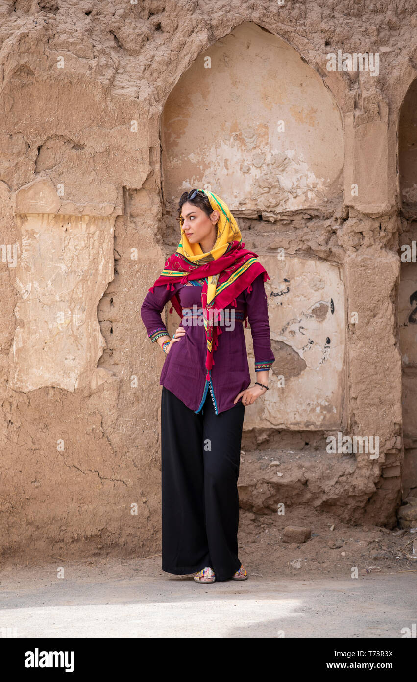 Belle jeune femme iranienne dans un vieux village en Iran Banque D'Images