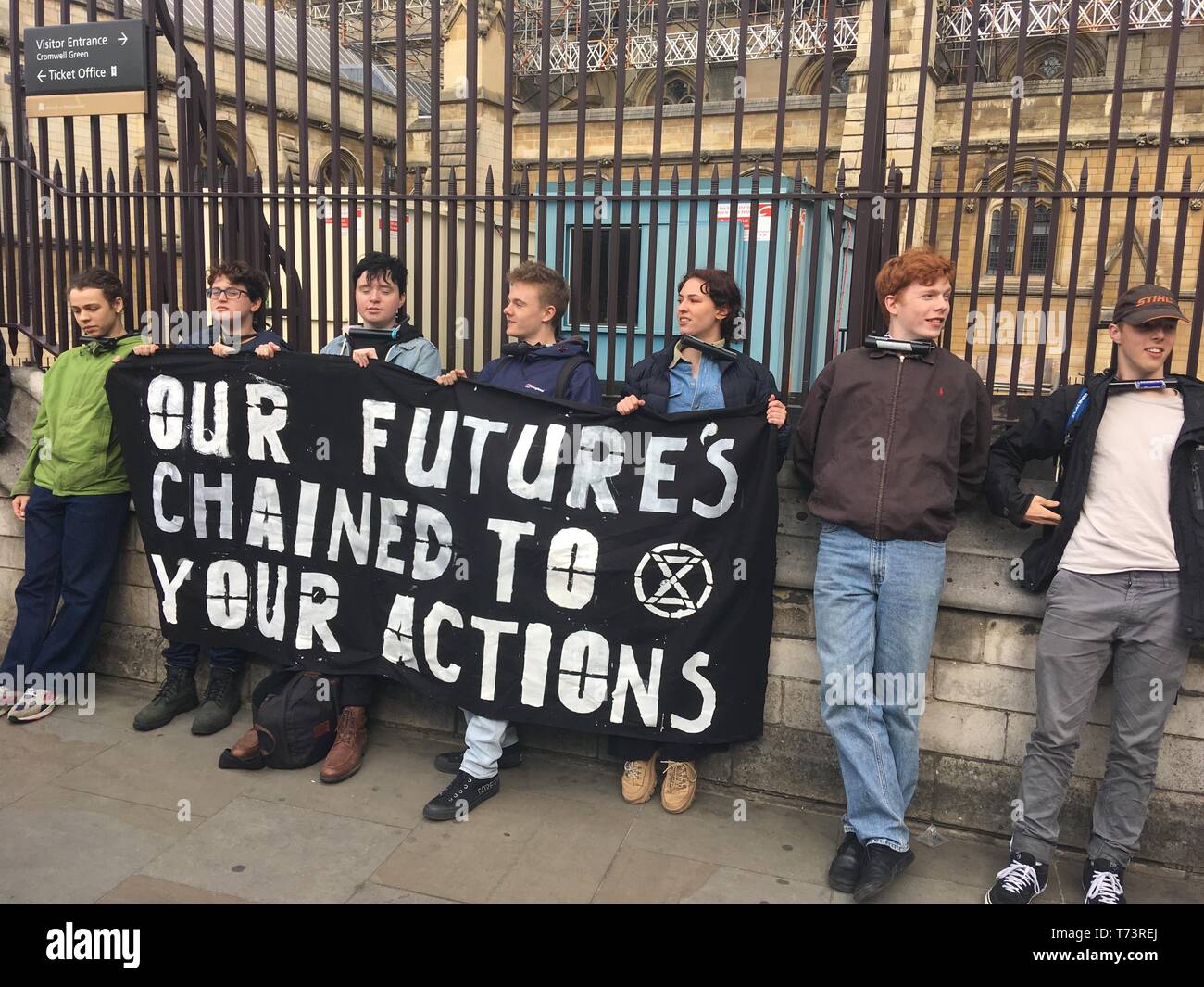 Les manifestants de l'aile jeunesse de l'extinction d'eux-mêmes à la Rébellion une clôture à l'extérieur du Parlement à Londres afin de faire prendre conscience des changements climatiques avant les élections européennes. Banque D'Images