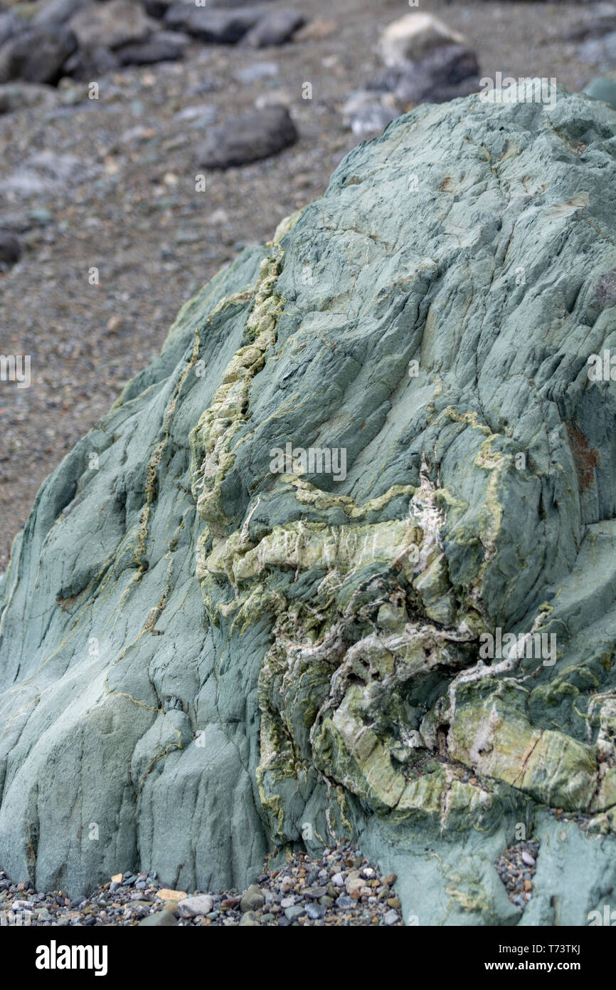 Rock minéral vert close up, gemstone texture olivine pierre commune sur la Péloponnèse, Grèce close up Banque D'Images