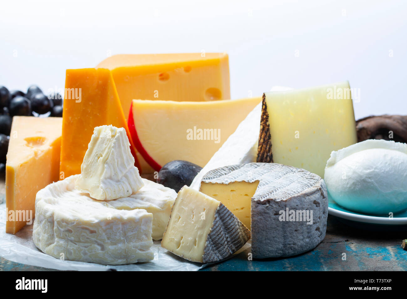 Assortiment de fromages européens célèbres, néerlandais balle rouge Edam et vieux fromages à trous, fromage Manchego Espagnol, Français soft Brie et Camembert, Anglais Banque D'Images