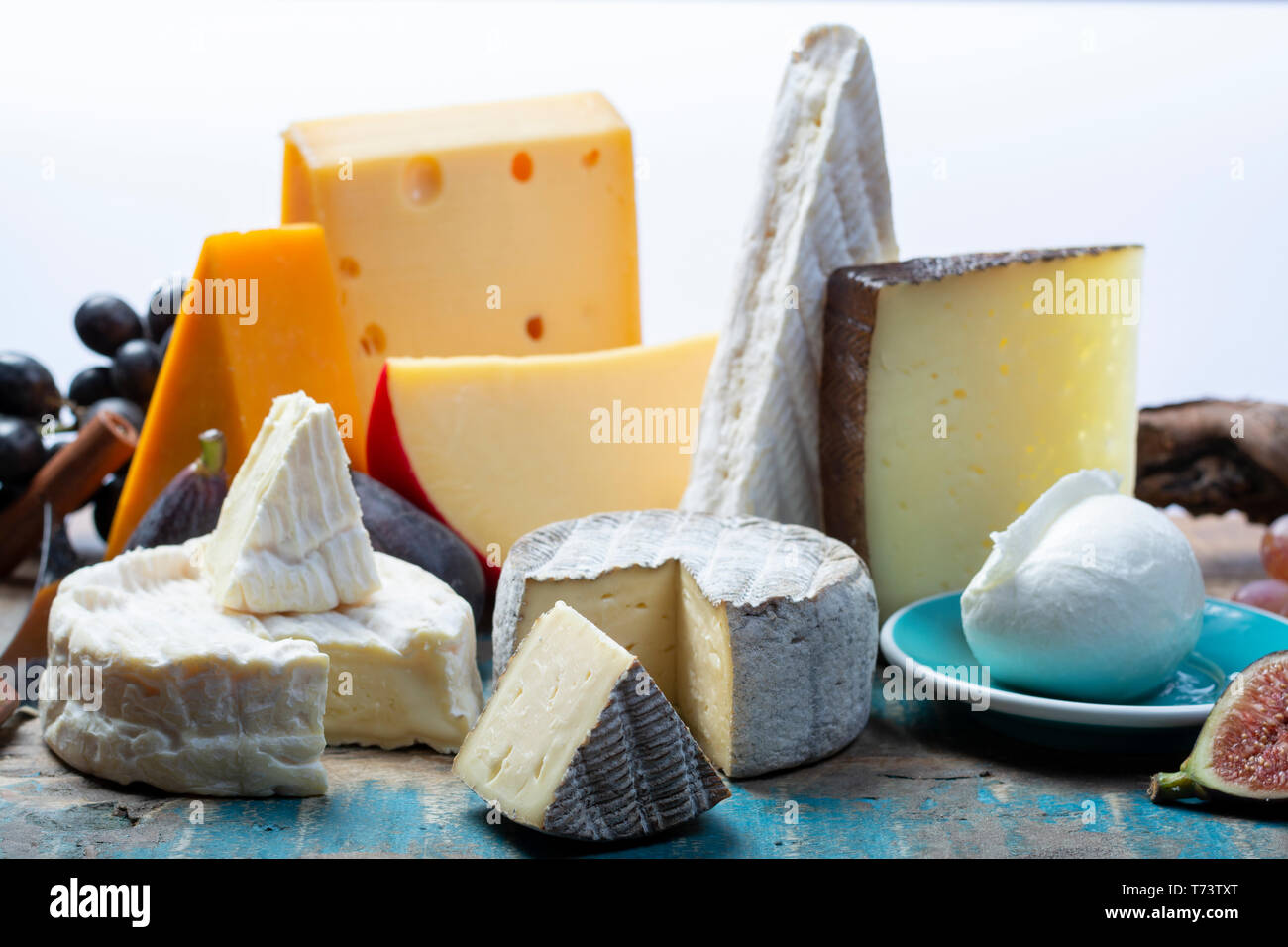 Assortiment de fromages européens célèbres, néerlandais balle rouge Edam et vieux fromages à trous, fromage Manchego Espagnol, Français soft Brie et Camembert, Anglais Banque D'Images