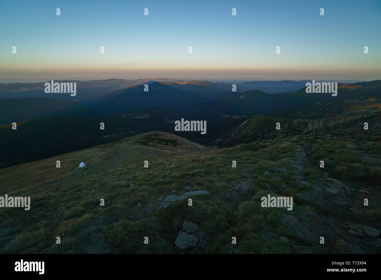 L'ombre du mont Hoverla - paysage de la chaîne des Carpates ukrainiennes Banque D'Images