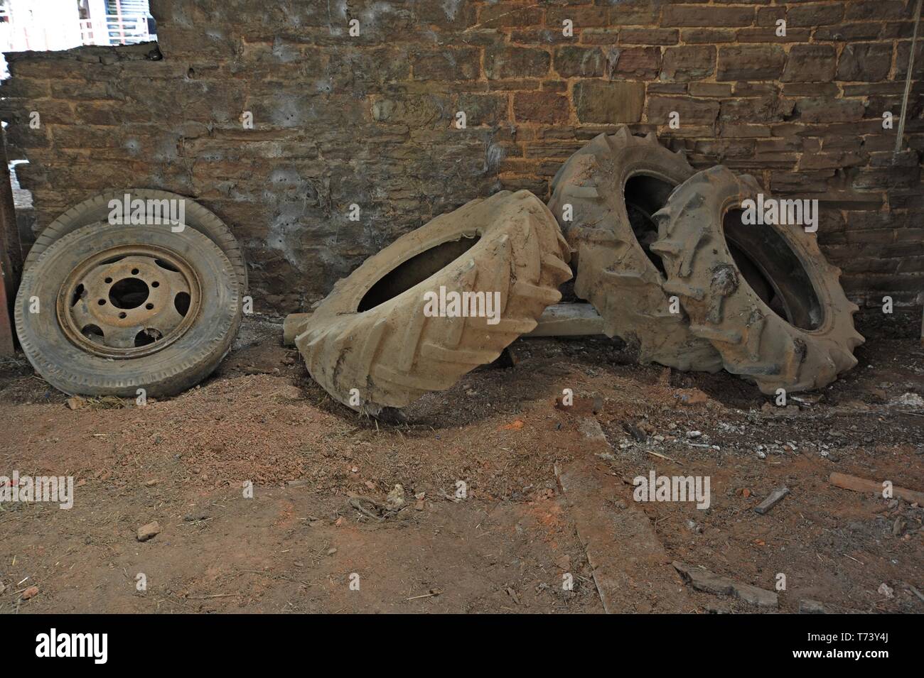 Un tas de vieux pneus dans des granges et écuries de la ferme de Venn, Herefordshire 27/4/19 Banque D'Images
