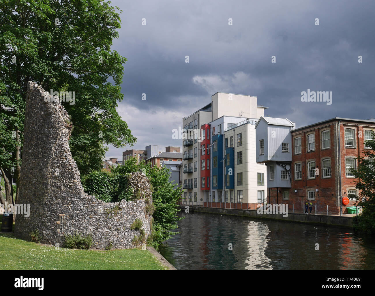 Wensum Rivière à Norwich avec Boon médiévale tour de défense, et Riverside Quai et bâtiments de l'usine, Norwich, Norfolk, England, UK Banque D'Images