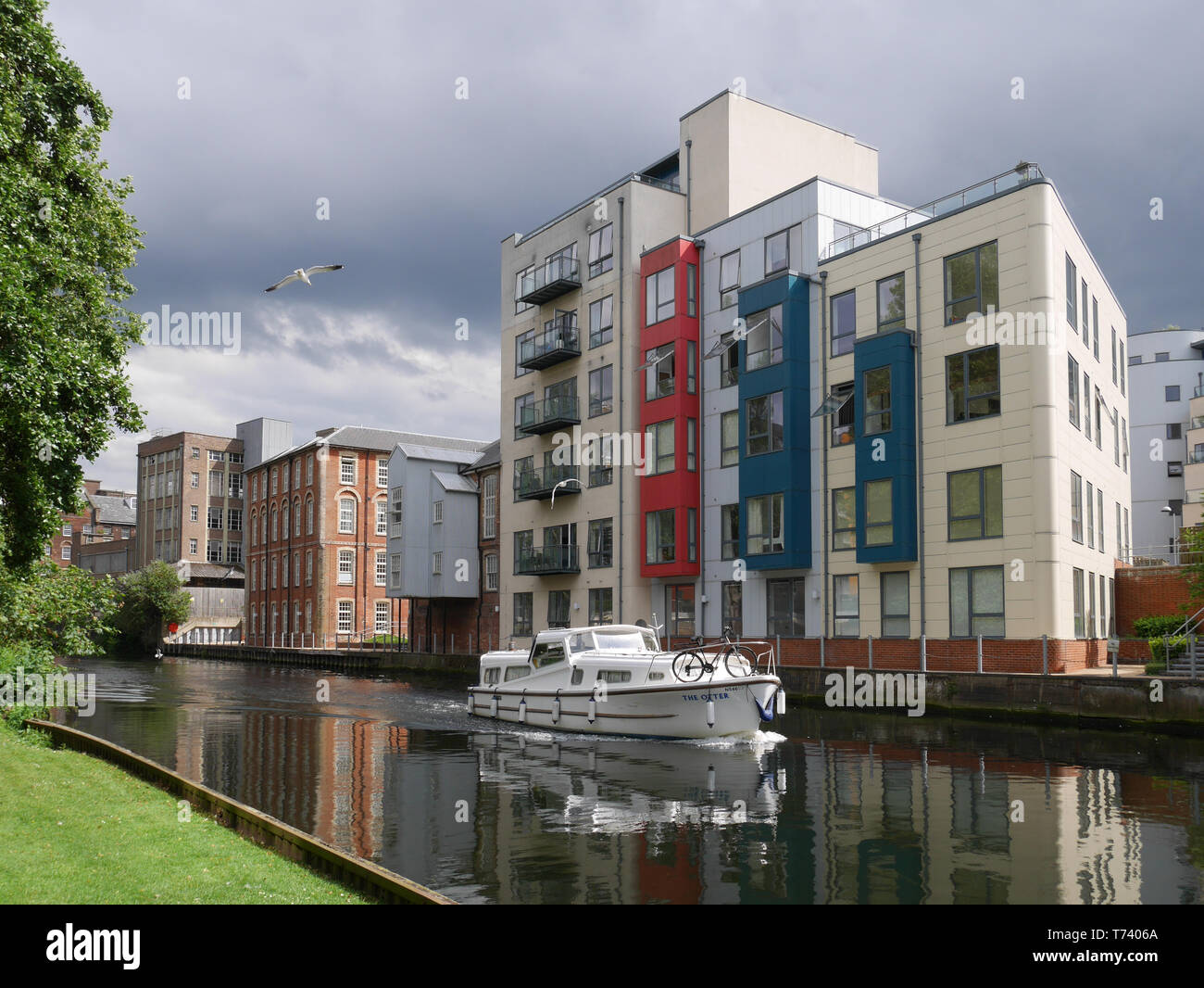 Wensum Rivière à Norwich avec Riverside Quai et bâtiments de l'usine, Norwich, Norfolk, England, UK Banque D'Images
