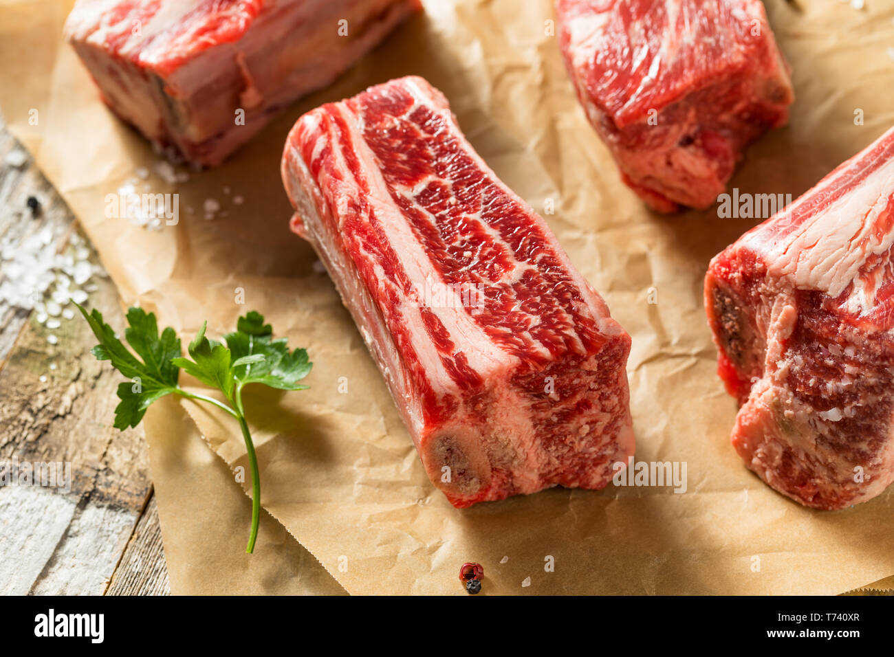 Bouts de côte de Bœuf biologiques crus prêts à cuire Banque D'Images