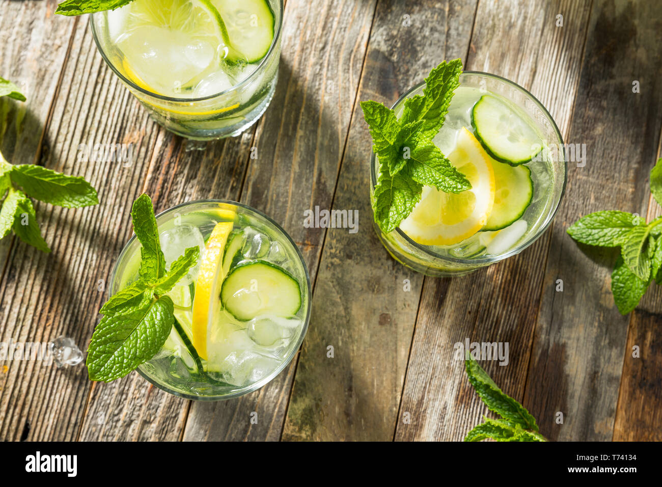 L'eau de concombre frais et sain avec citron et lime Banque D'Images