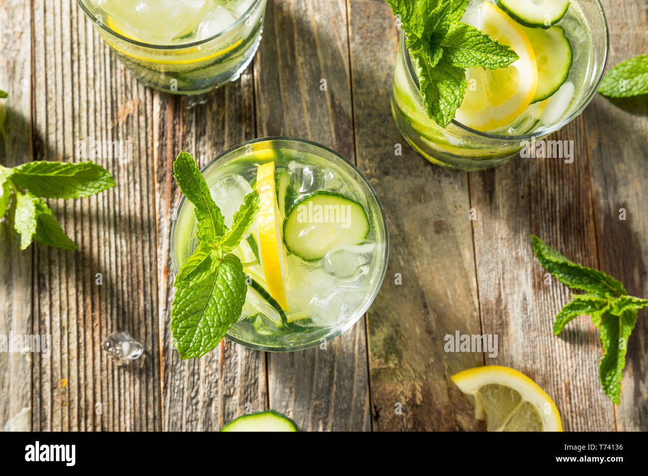 L'eau de concombre frais et sain avec citron et lime Banque D'Images