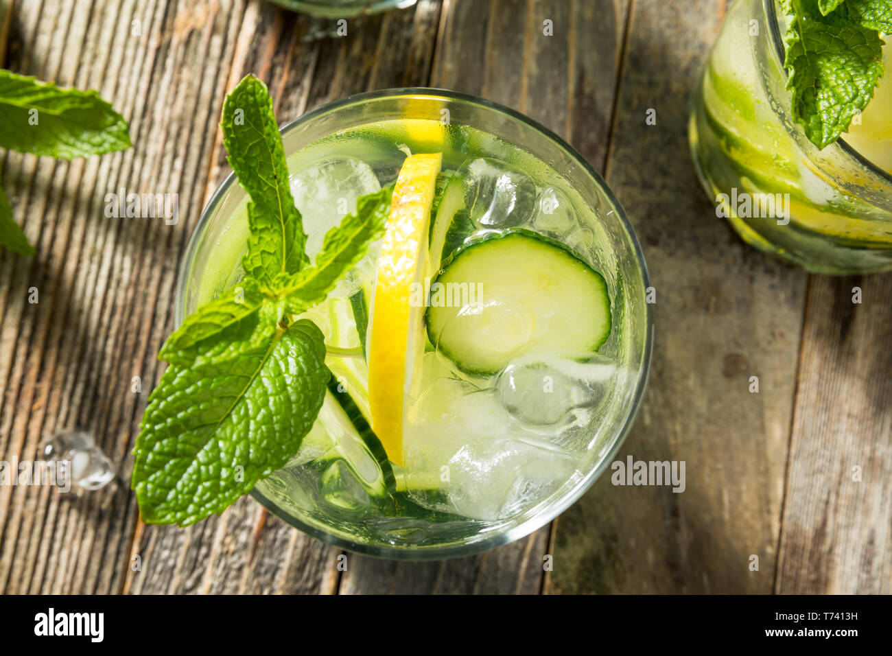 L'eau de concombre frais et sain avec citron et lime Banque D'Images