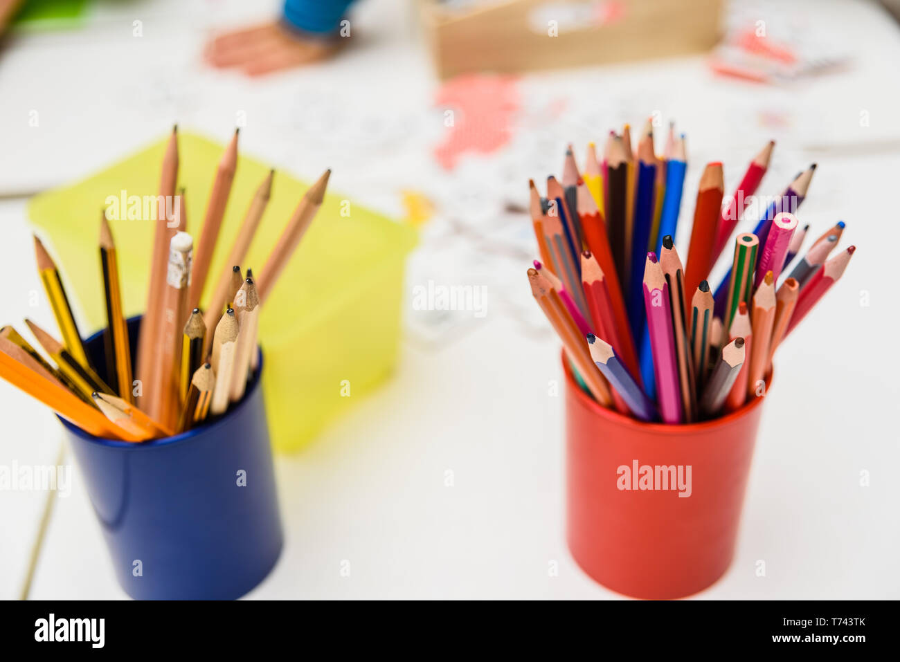 Crayons de couleur sur une table d'étude à l'école maternelle Photo Stock -  Alamy