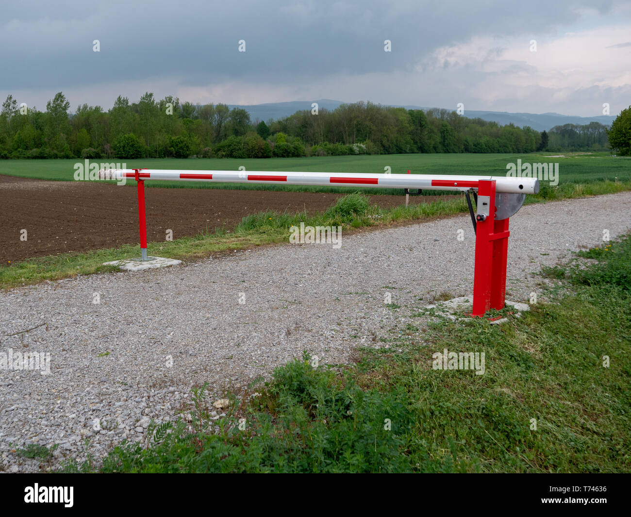 Rouge et Blanc fermé la porte ou barrière de flèche de la flèche sur un sentier de gravier dans la campagne Banque D'Images