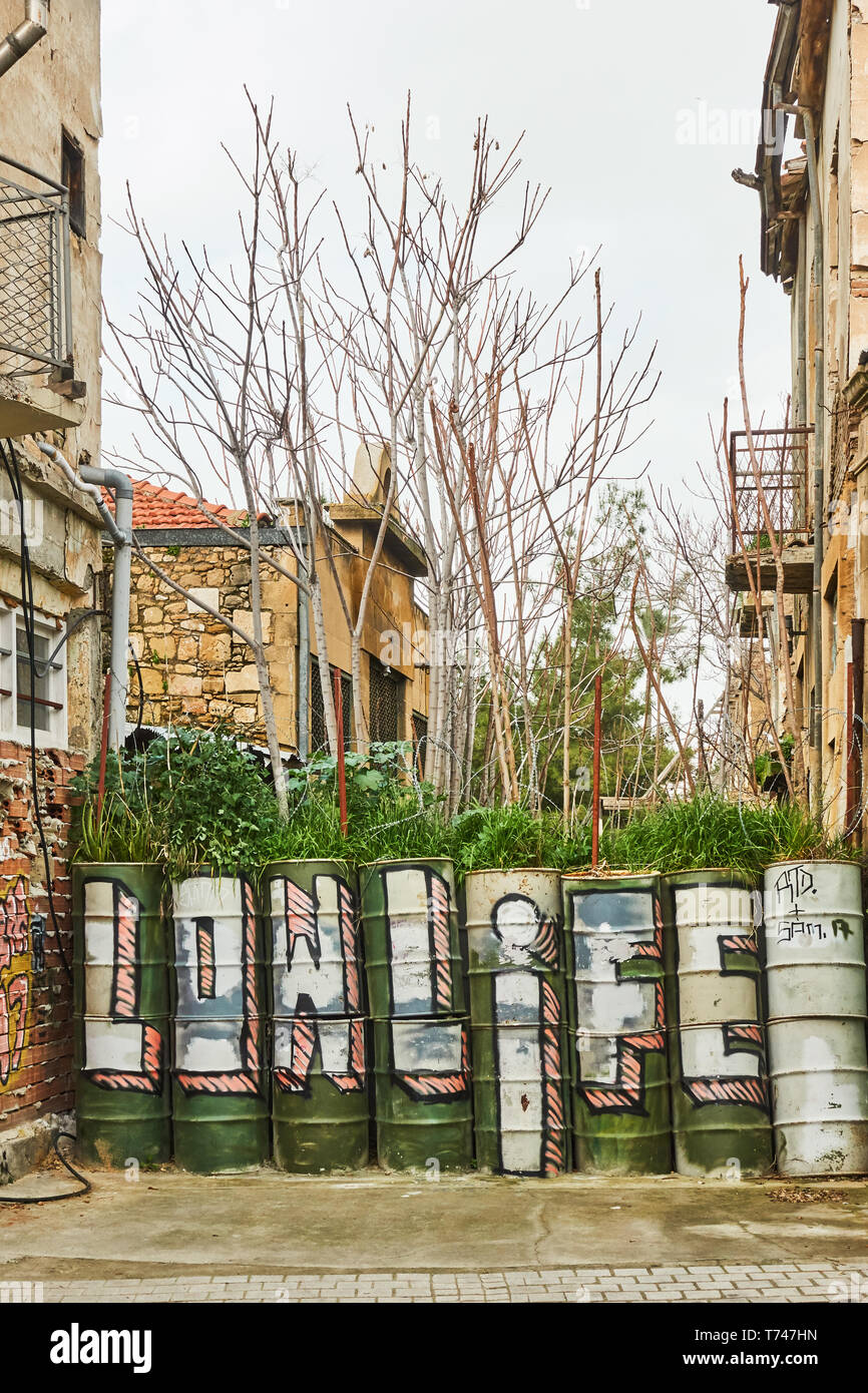 Nicosie, Chypre - 25 janvier 2019 : barils de la ligne verte - zone tampon entre les parties grecque et turque de la ville, Nicosie (Lefkosia) Banque D'Images
