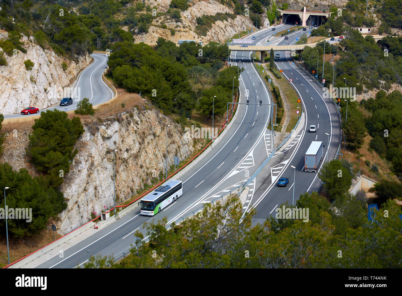 Garraf, Espagne - 8 Avril 2019 : Vue aérienne de route entre Sitges et Castelldefels. L'Espagne. Banque D'Images