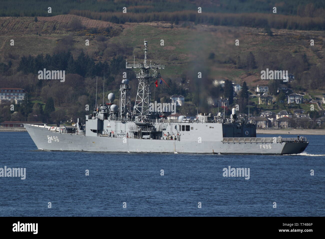 TCG Gökova (F496), un Gabya-classe (ou G-class frigate) exploité par la marine turque, passant Gourock au début de l'exercice Joint Warrior 19-1. Banque D'Images