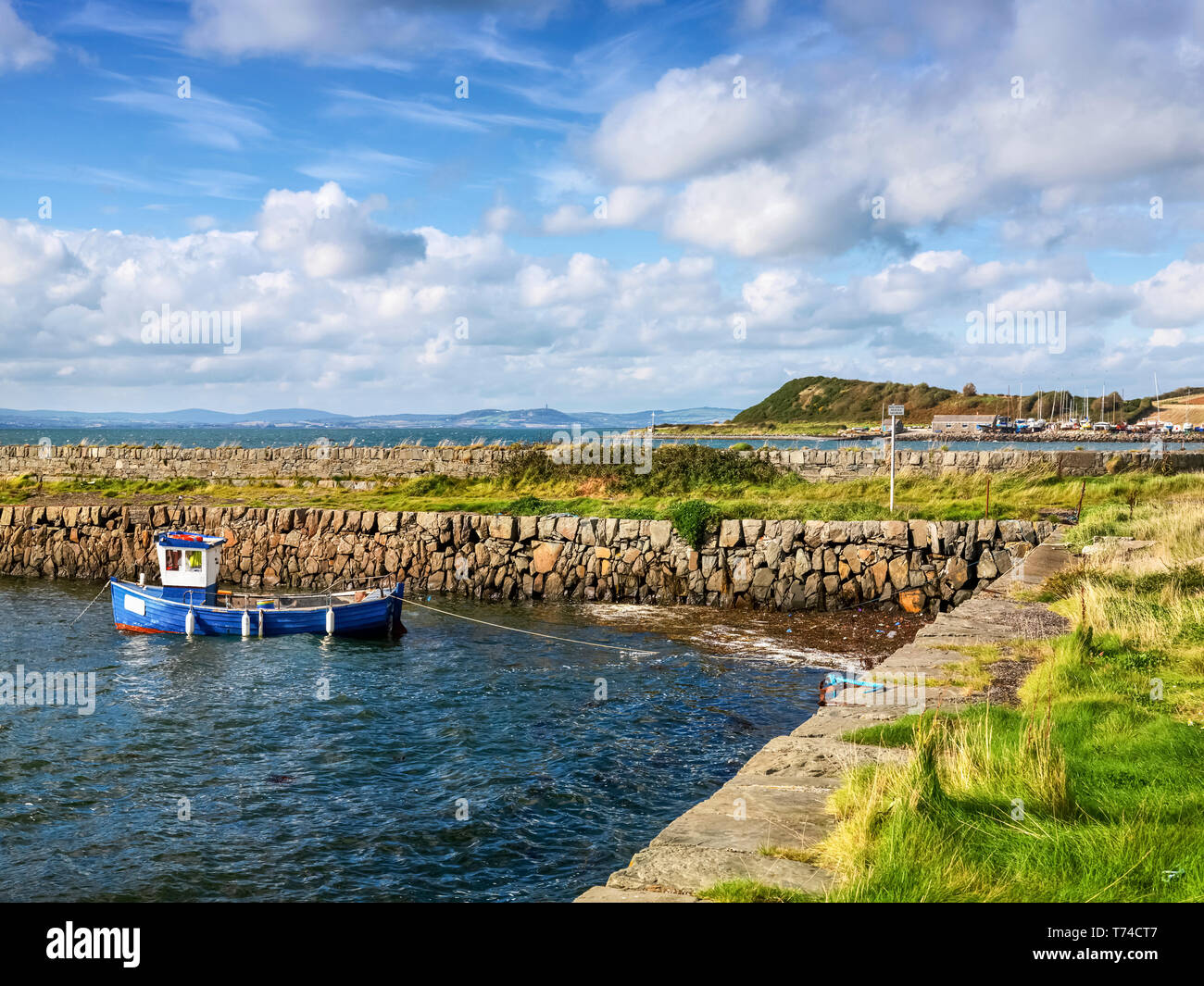 Un petit bateau amarré le long du rivage de Strangford Lough, Kirkubben, comté de Down, Irlande Banque D'Images