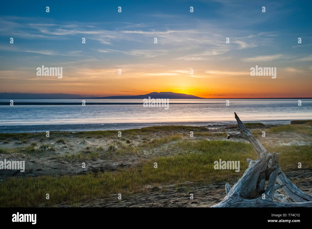 Le soleil couchant sur le Mont Susitna de l'Alaska, connu localement sous le nom de 'la Dame de dormant', avec l'Inlet Cook au premier plan comme vu de point Worzeno... Banque D'Images