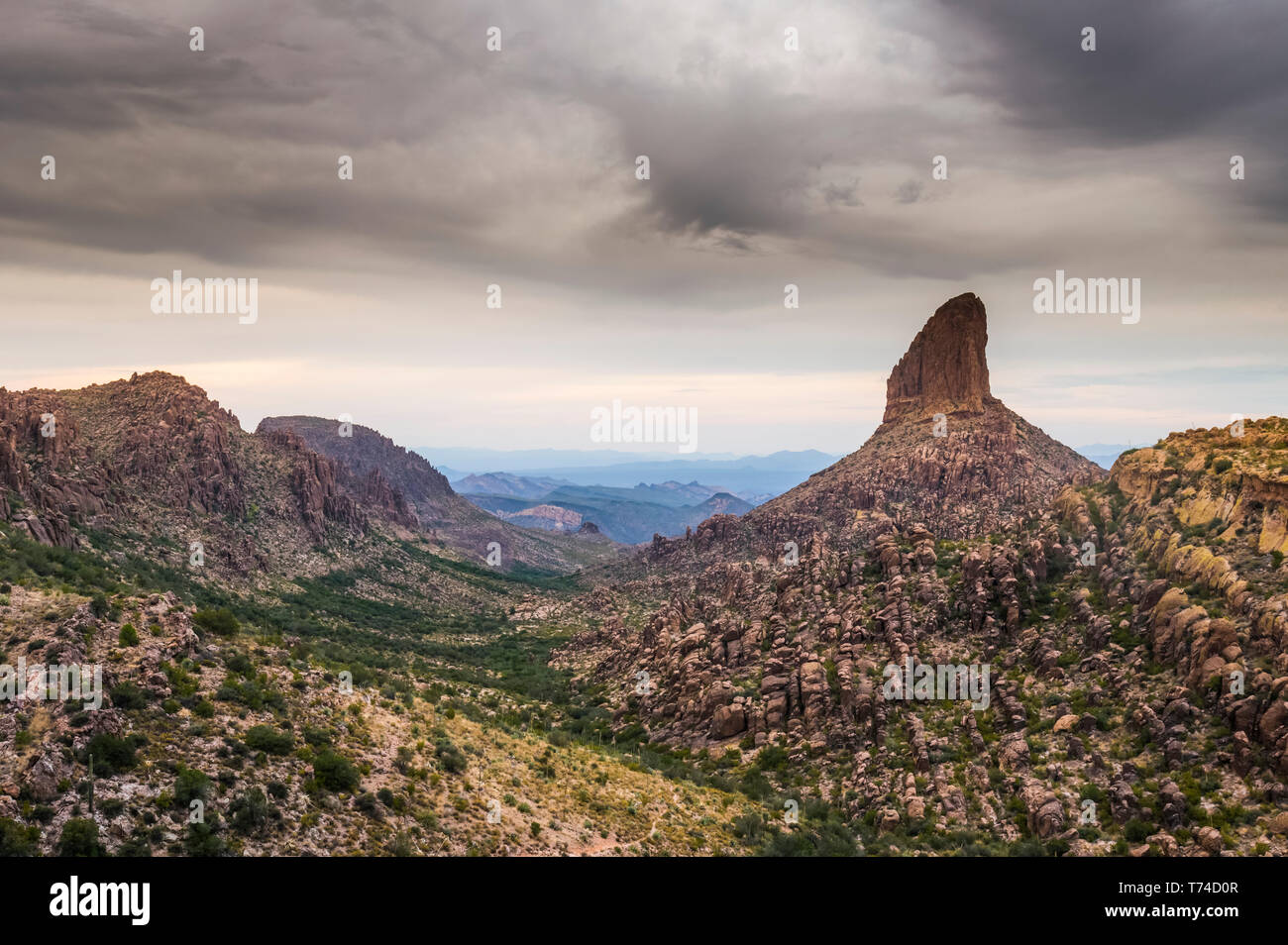 Aiguille de tisserands dans les Superstition Mountains National Monument dans le centre de l'Arizona sur un ciel nuageux, journée d'automne ; Arizona, États-Unis d'Amérique Banque D'Images
