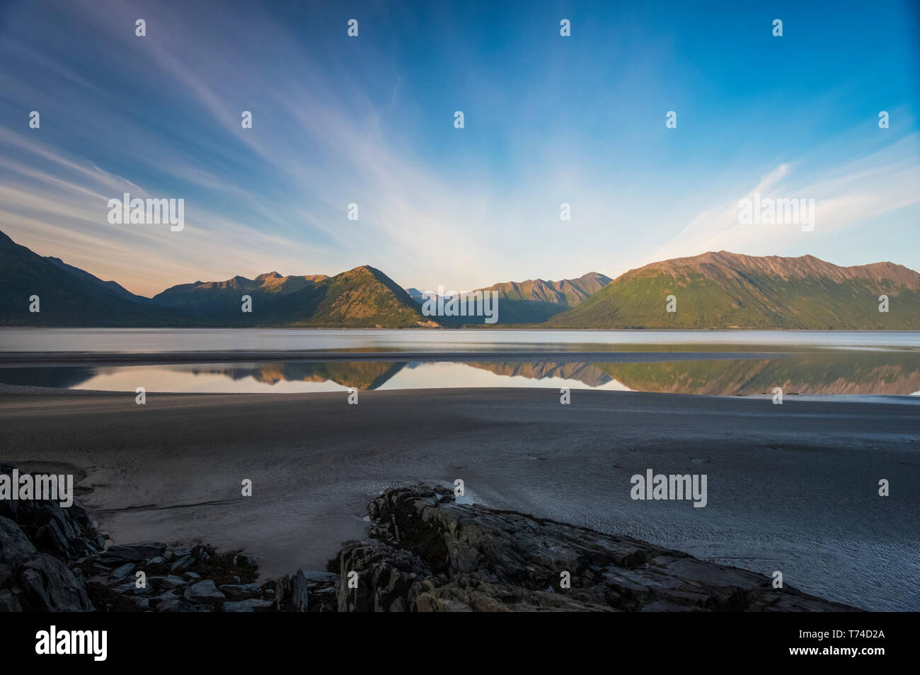 Alaska's Cook Inlet avec les bandes de nuages ressemblant à rayons de soleil sur un beau centre-sud de jour d'Alaska, Alaska, États-Unis d'Amérique Banque D'Images