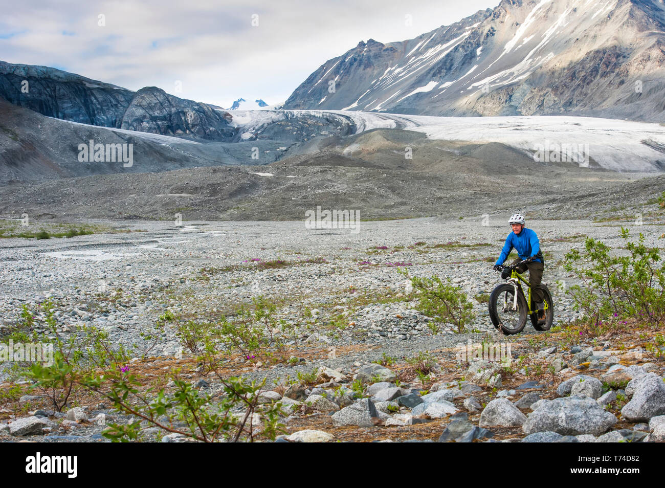 Un homme monté sur son fatbike à Gulkana Vallée Glacier, Alaska, États-Unis d'Amérique Banque D'Images