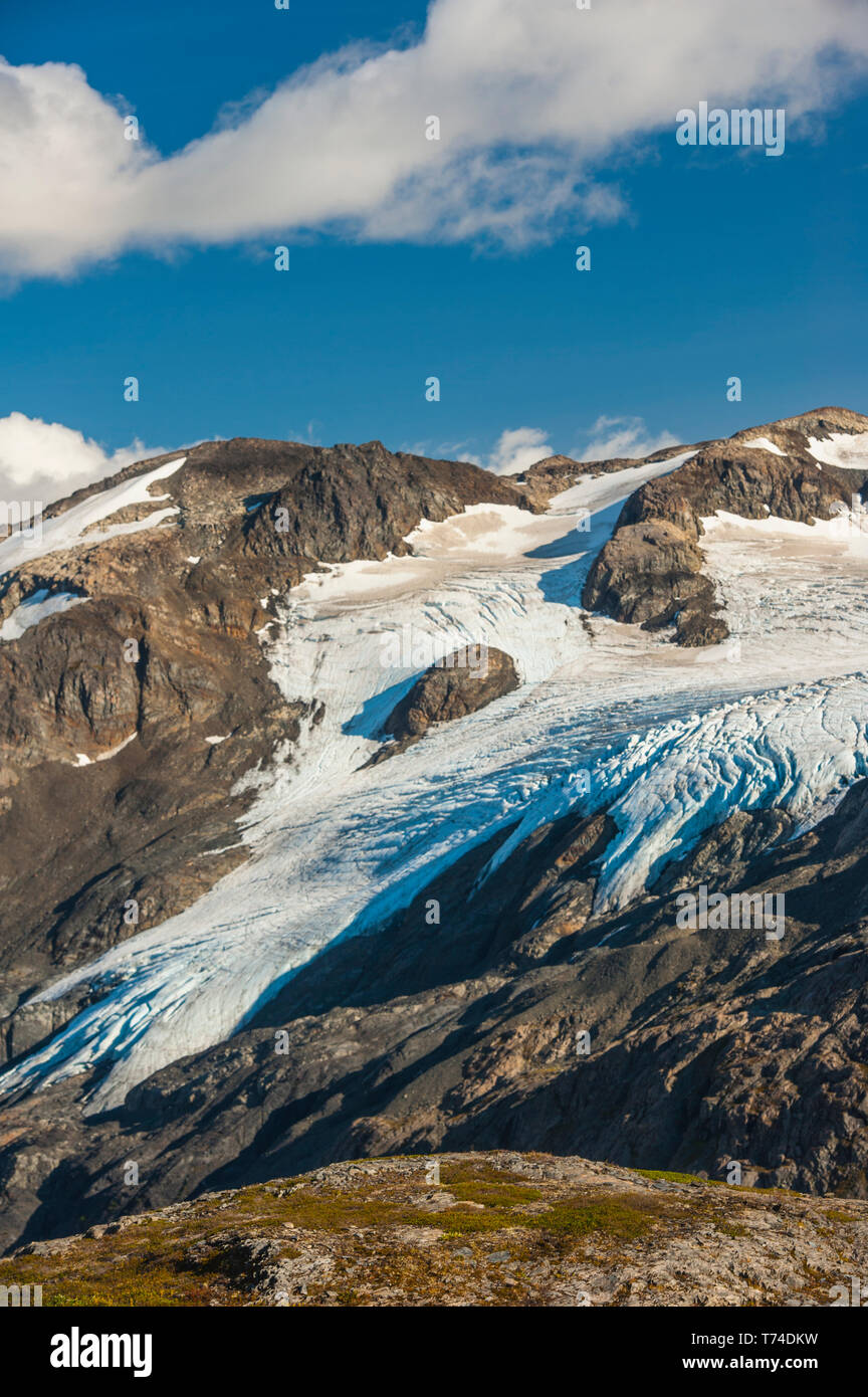Harding Icefield Trail avec les montagnes Kenai et un glacier suspendu sans nom en arrière-plan, Parc national de Kenai Fjords, péninsule de Kenai, sout... Banque D'Images