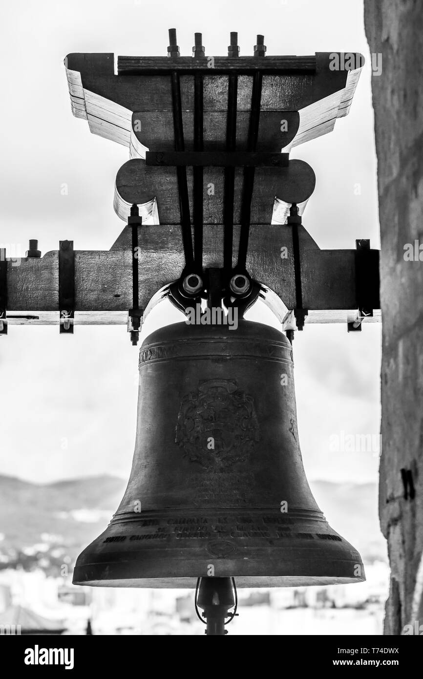 Close-up d'une cloche et la ville en arrière-plan ; Cordoba, Cordoue, Espagne Province Banque D'Images