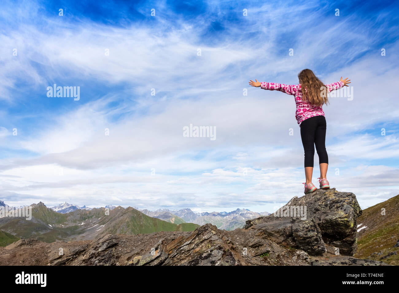 Pré-ado fille avec les bras en l'air, profiter de la vue de la Talkeetna Mountains, Hatcher's Pass, Alaska, United States of America Banque D'Images