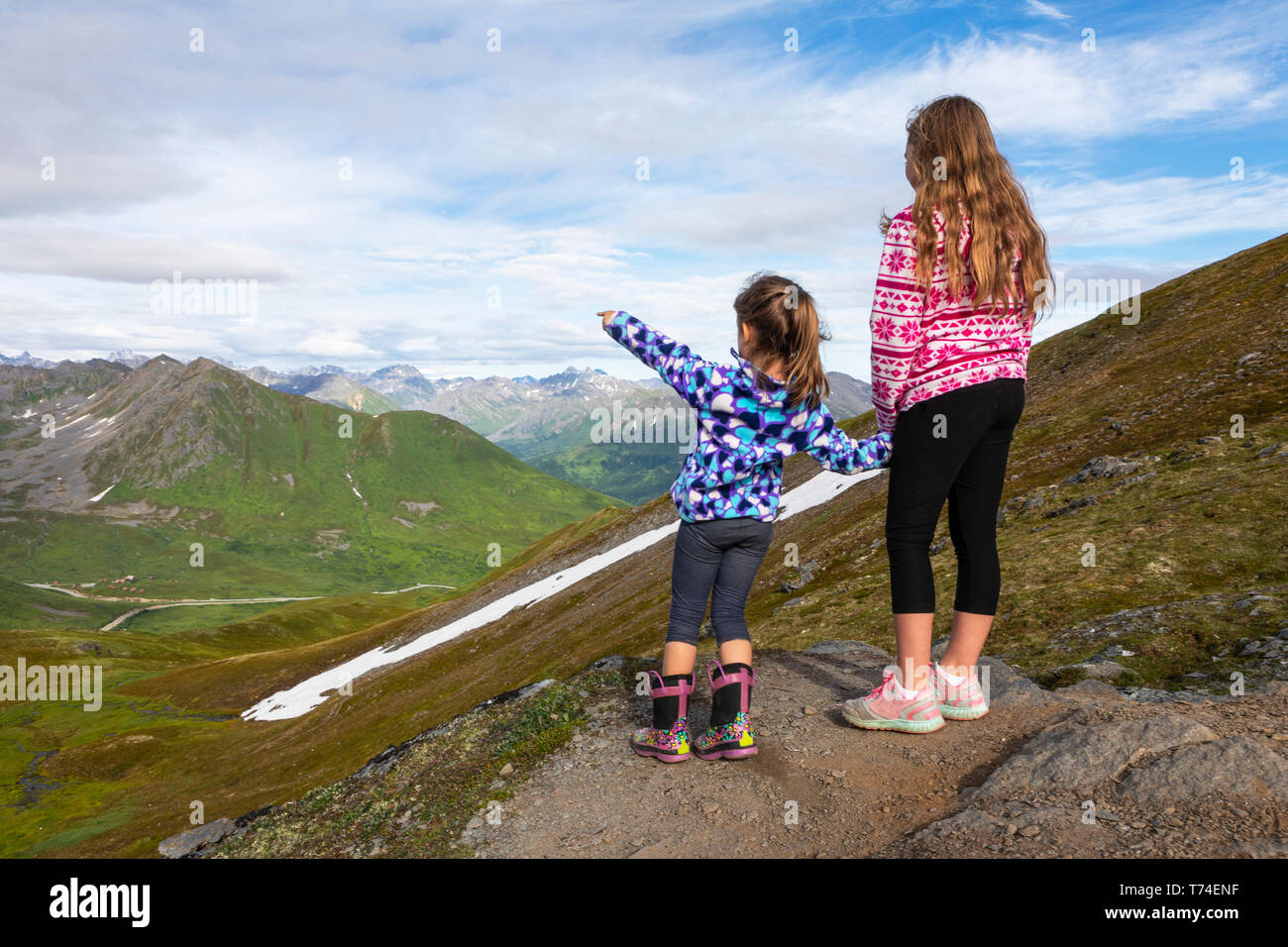 Jeune fille pointant vers les montagnes dans la distance, Garder de vieux soeur, profiter de la vue de la Talkeetna Mountains, Hatcher's Pass Banque D'Images
