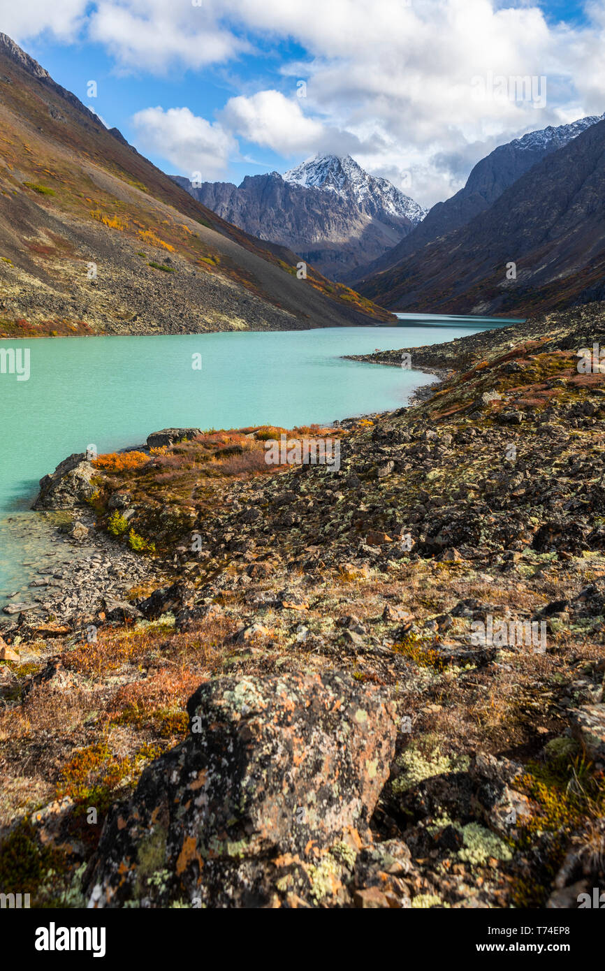 Eagle Lake, photographié à l'automne, avec de la neige fraîche/résiliation poussière sur pic de l'aigle et la montagne environnante dans la Chugach State Park Banque D'Images