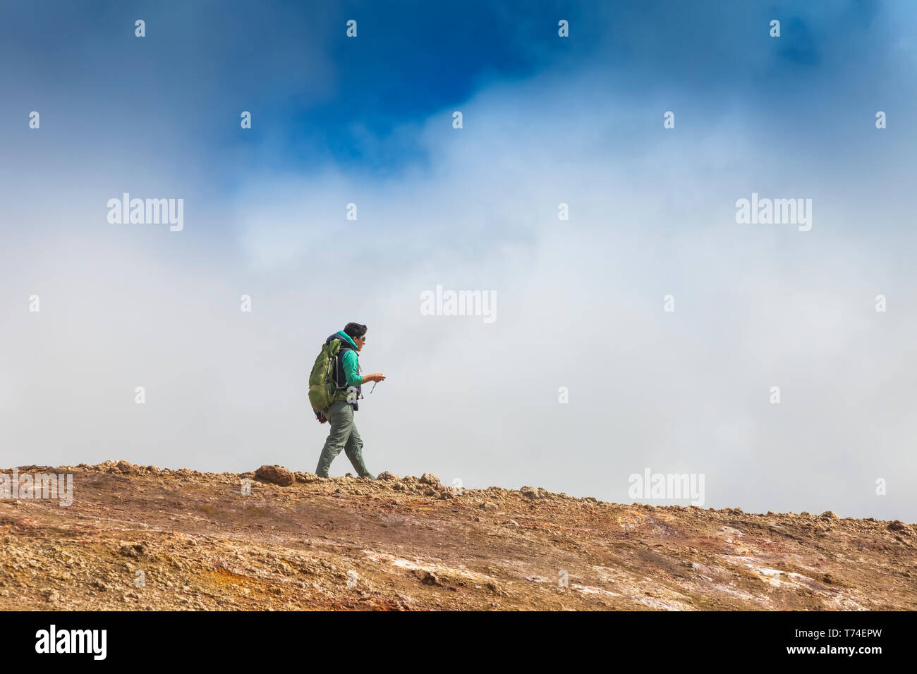 Femme en randonnée sur l'argile et de la pierre ponce dans la vallée des Dix mille fumées, Katmai National Park, Alaska, États-Unis d'Amérique Banque D'Images