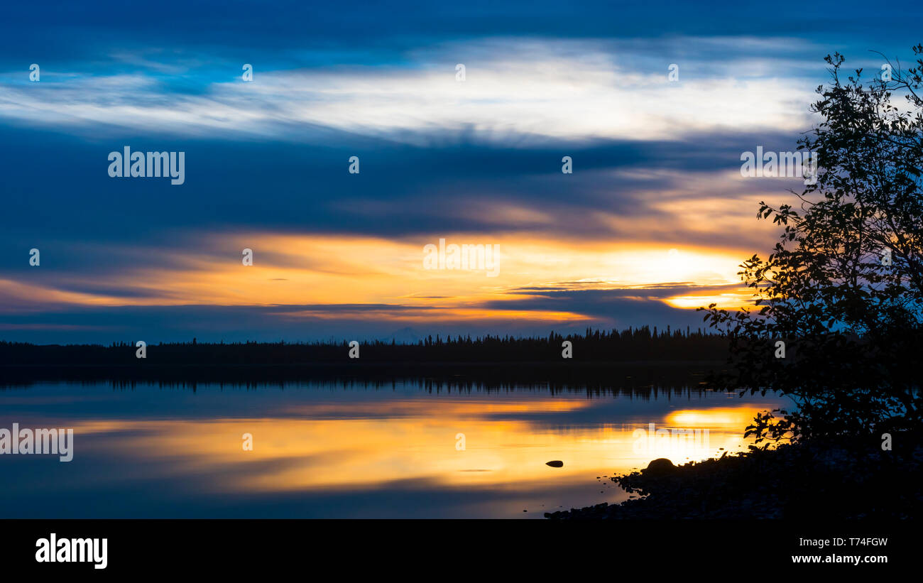 Un coucher de soleil au lac Skilak d'été sur la péninsule de Kenai dans le centre-sud de l'Alaska ; Alaska, États-Unis d'Amérique Banque D'Images