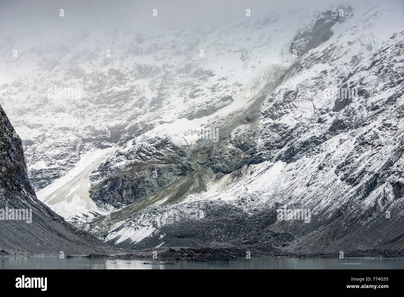 Avalanche gris trace sur une pente de montagne enneigée à Mount Cook National Park, Hooker Valley Track ; Île du Sud, Nouvelle-Zélande Banque D'Images