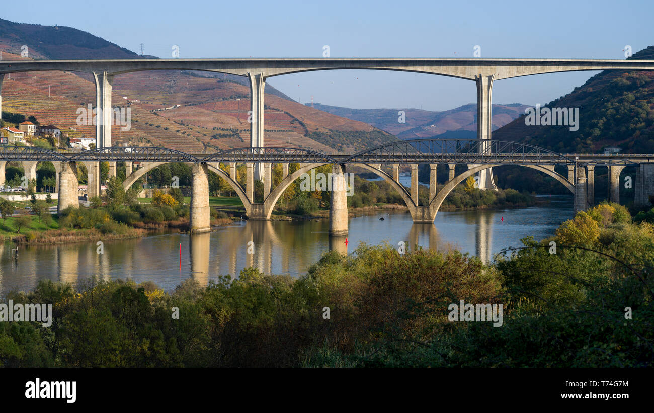 Ponts sur le fleuve Douro, la Vallée du Douro ; Municipalité, district de Viseu Lamego, Portugal Banque D'Images