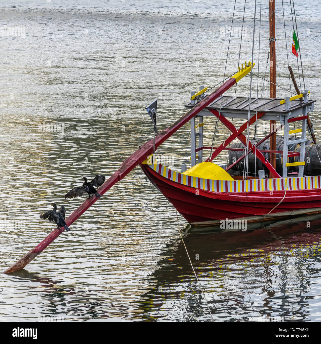 Bateau de pêche colorés amarrés dans l'eau, le Porto's Riverside trimestre, Santa Marinha, Porto, Portugal Banque D'Images