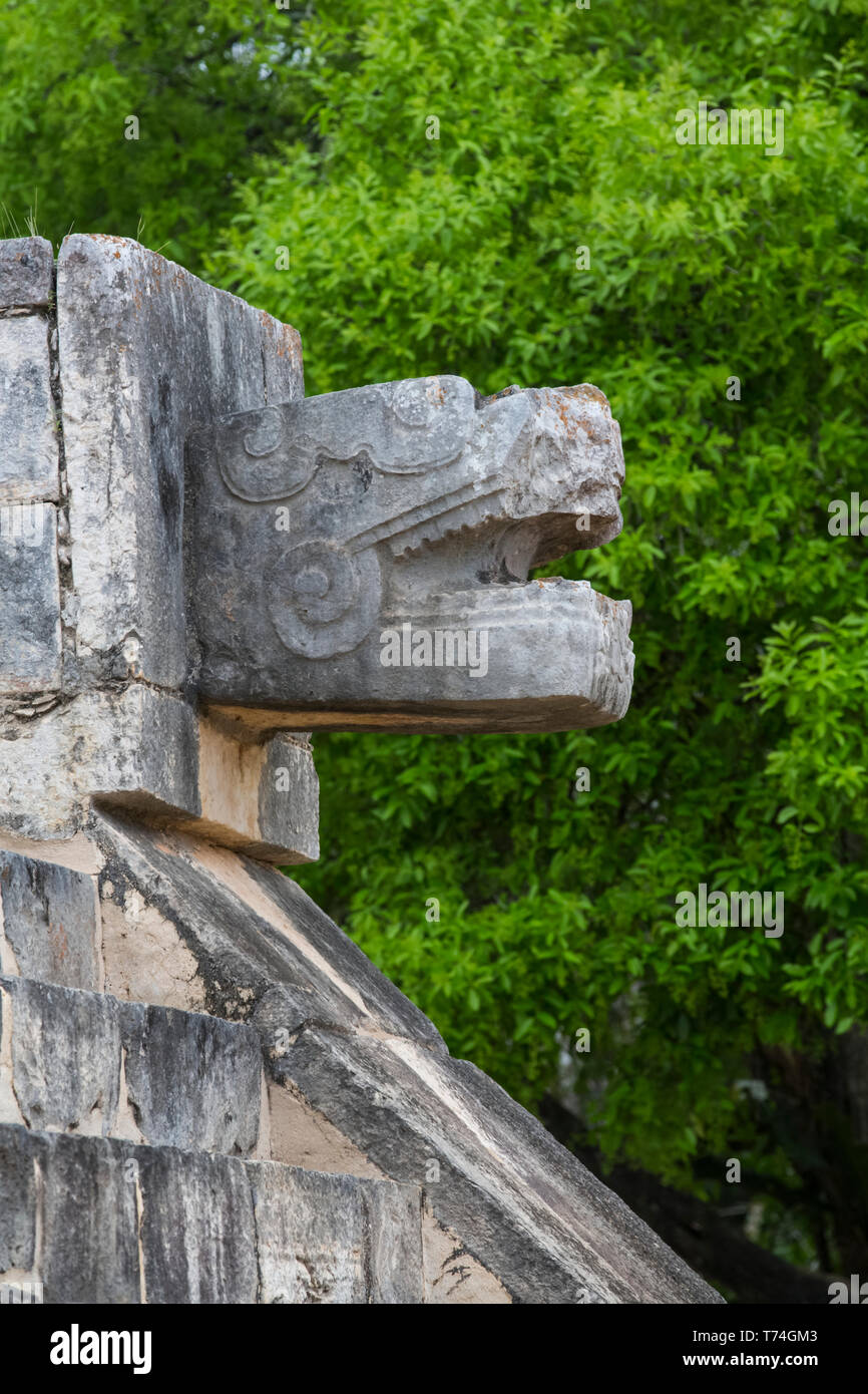 Tête de serpent, plate-forme de Vénus, Chichen Itza, Site du patrimoine mondial de l'UNESCO, Yucatan, Mexique Banque D'Images