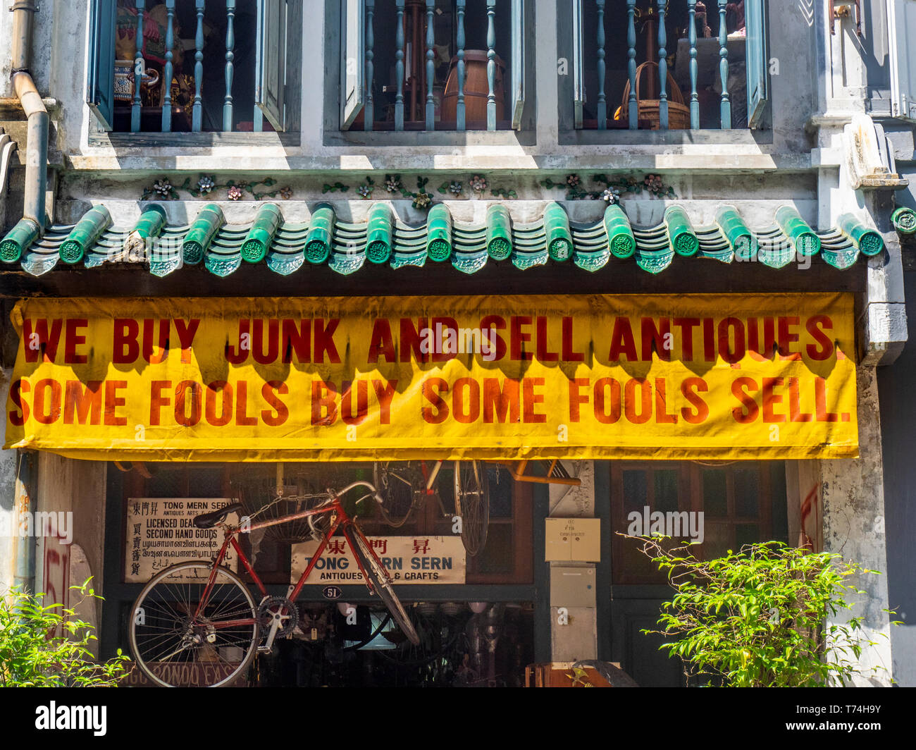 Biens d'occasion à vendre dans un magasin d'antiquités dans un magasin traditionnel à Singapour. Banque D'Images