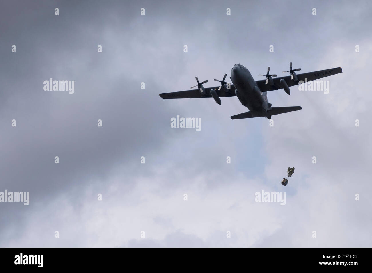 Le C-130H Hercules flys dans une zone ciblée en tant que membres de la 179e Escadre de transport aérien, Mansfield, Ohio, effectuer un exercice de largage, le 2 mai, 2019. L'unité de la Garde nationale aérienne de l'Ohio est toujours en mission de répondre avec des aviateurs citoyens hautement qualifiés d'exécuter, de l'État fédéral et les missions de la communauté. (U.S. Air National Guard photo de Tech. Le Sgt. Joe Harwood) Banque D'Images