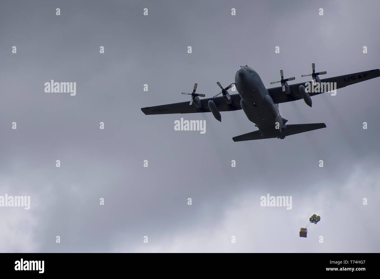 Le C-130H Hercules flys dans une zone ciblée en tant que membres de la 179e Escadre de transport aérien, Mansfield, Ohio, effectuer un exercice de largage, le 2 mai, 2019. L'unité de la Garde nationale aérienne de l'Ohio est toujours en mission de répondre avec des aviateurs citoyens hautement qualifiés d'exécuter, de l'État fédéral et les missions de la communauté. (U.S. Air National Guard photo de Tech. Le Sgt. Joe Harwood) Banque D'Images