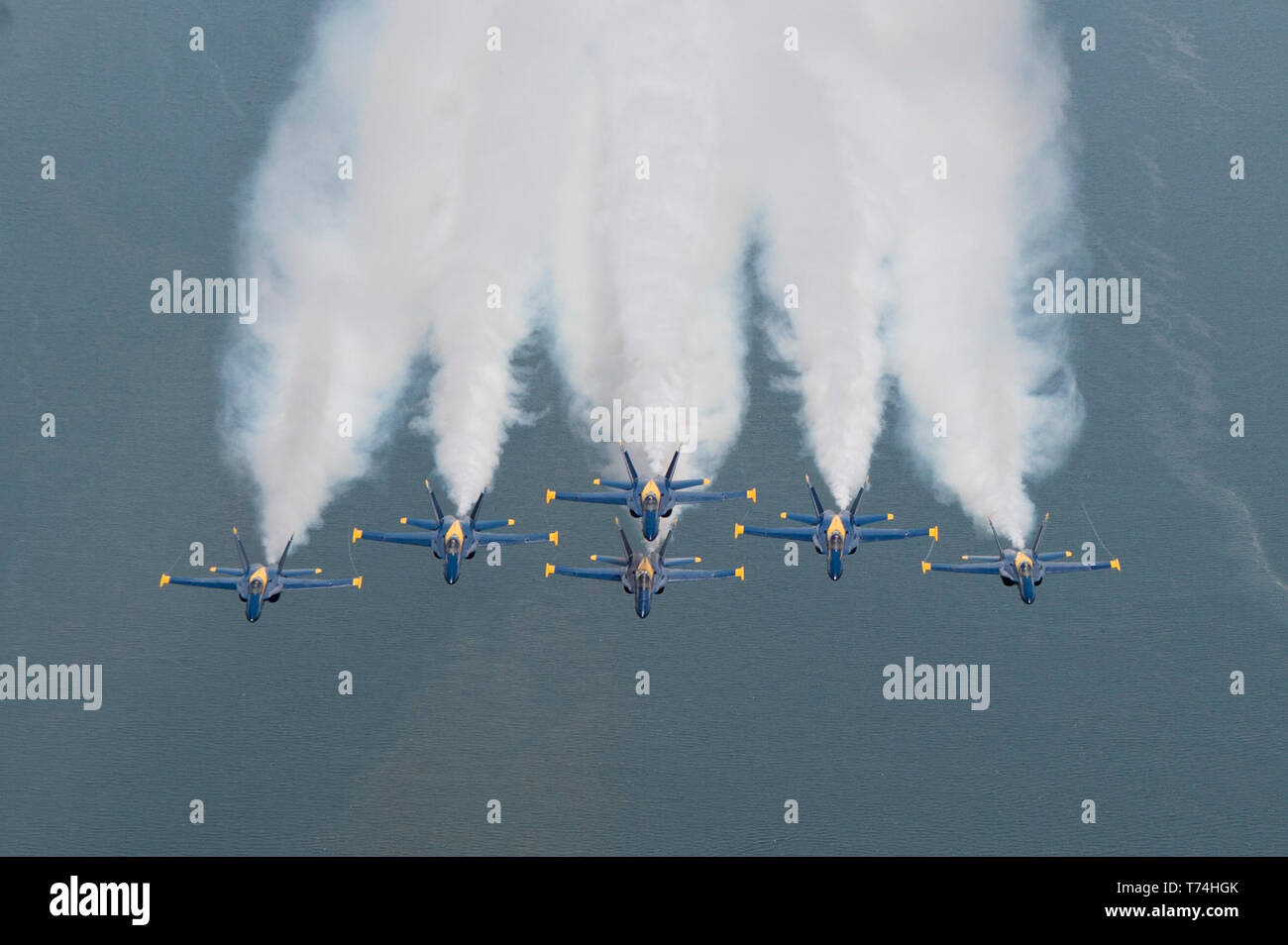 190425-N-OY339-1038 BEAUFORT, L.C. (25 avril 2019) - L'Escadron de démonstration en vol de la Marine américaine, les Blue Angels, volent en formation au cours d'un exercice de la photo au-dessus de Marine Corps Air Station Beaufort. Les Anges bleus sont prévus pour effectuer des démonstrations de vol 61 à 32 endroits au pays pour mettre en valeur la fierté et le professionnalisme de la US Navy et du Marine Corps pour le public américain en 2019. (U.S. Photo par marine Spécialiste de la communication de masse 2e classe Christopher Gordon) Banque D'Images